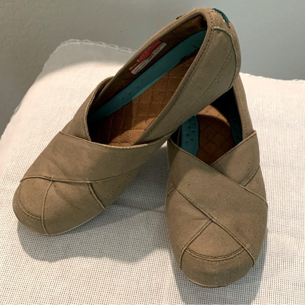 Size 7.5 Mozo Sport Canvas Water, Slip-Resistant Canvas Slip-On Shoes in walnut